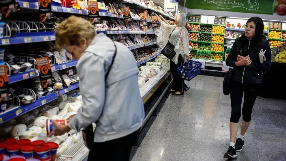 Los impuestos abarcan la mitad de los precios de los productos de primera necesidad 