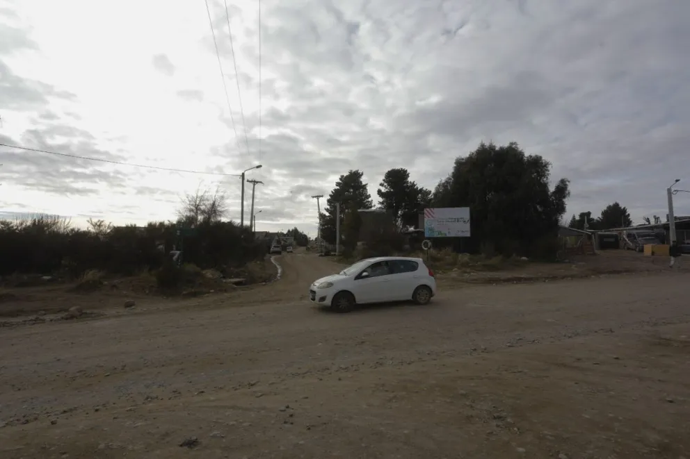 Le dispararon a un hombre desde un auto, lo hirieron en el cuello y se dieron a la fuga