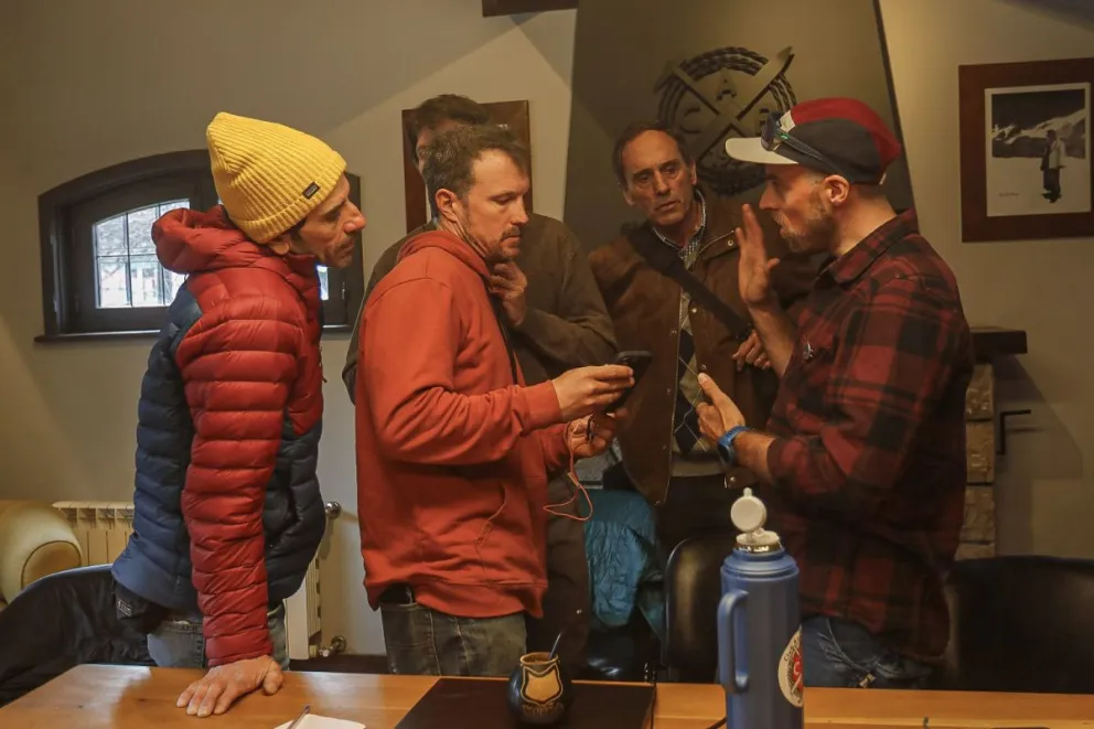 Referentes del Club Andino Bariloche dieron una conferencia de prensa sobre la avalancha en el cerro López