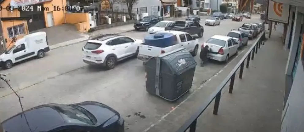 Hurtaron elementos de un auto estacionado y quedaron grabados en cámaras de seguridad