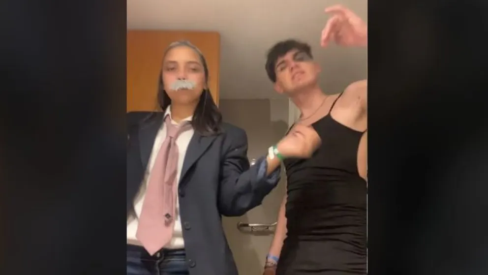 Video: dos egresados se disfrazaron de una polémica expareja y se hicieron virales