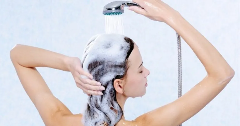 Truco casero: Cuáles son los beneficios de ponerle sal al shampoo
