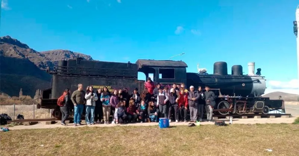 Alumnos de la Escuela 726 de El Maitén ayudaron a restaurar la histórica locomotora de La Trochita