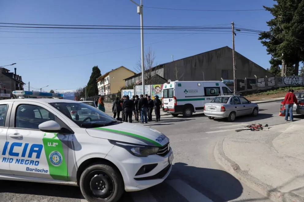 Un ciclista herido tras ser impactado por un auto en calle Beschtedt 