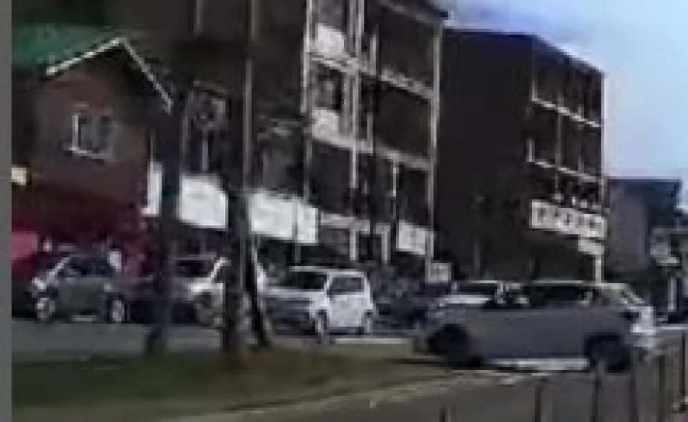 Dos vehículos filmados realizando giros no permitidos en 12 de Octubre