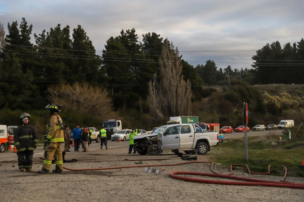 La camioneta ingresaba a Bariloche: habría derrapado e impactado violentamente contra el camión