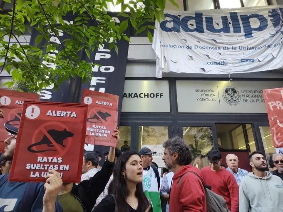 Dirigentes libertarios fueron escrachados por la Universidad Nacional de La Plata