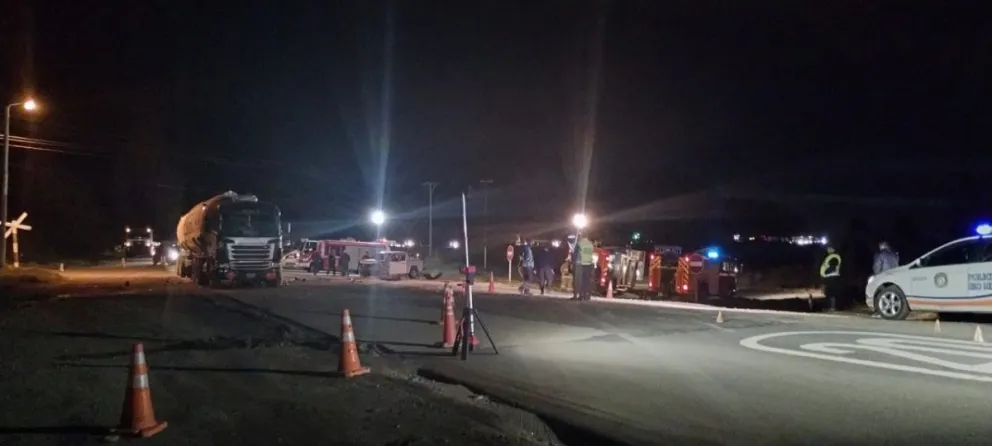 Video: Largas filas de autos y demoras en el acceso a Bariloche por peritajes tras el choque en el cruce de vías