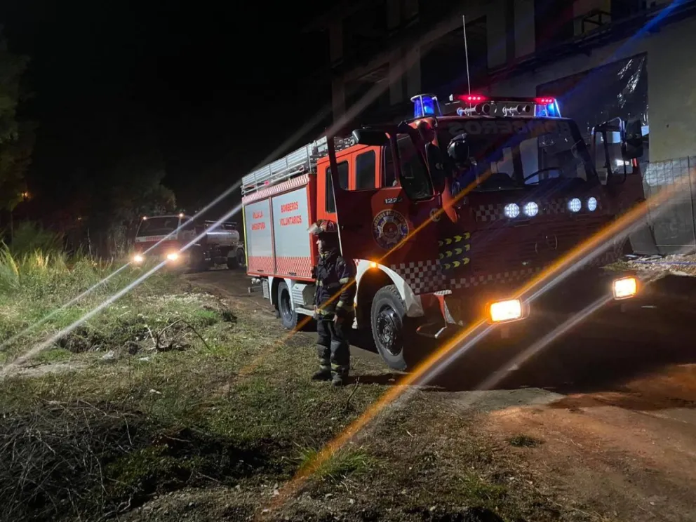 Bomberos lograron contener un incendio de interfase en La Angostura