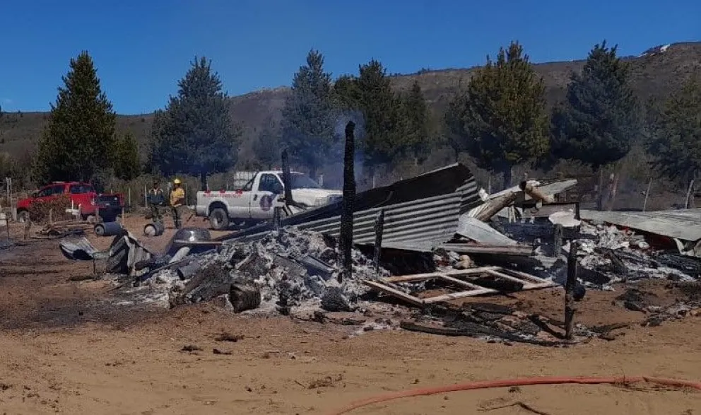 Voraz incendio destruyó una vivienda en la zona de Arroyo del Medio