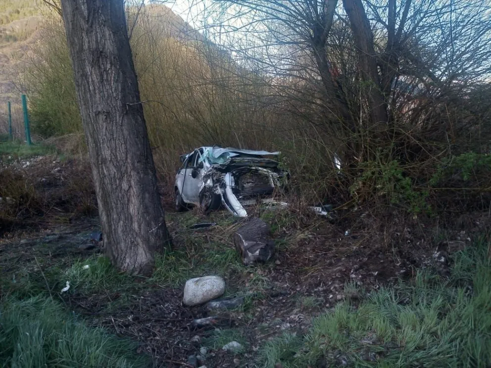 Dos personas quedaron atrapadas en el auto tras volcar en Ruta 40