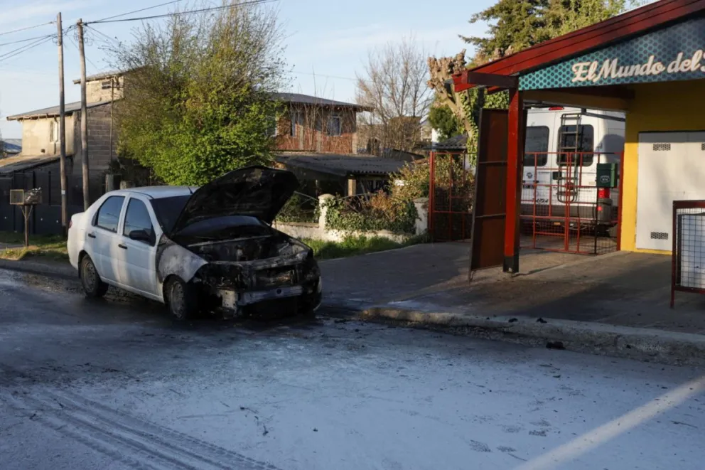Susto por el incendio de un auto en Rivadavia y 25 de Mayo