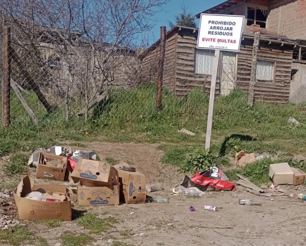 Pese a la cartelería y las denuncias, volvió la basura a la esquina de Mascardi y 9 de Julio