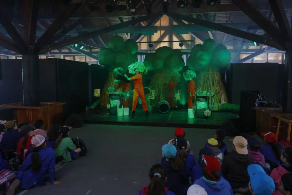 Más de mil chicos disfrutaron del show “Les Bartulés” en una nueva jornada de Bariloche a la Carta