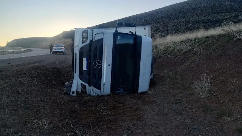 Aparatoso vuelco de un camión sobre Ruta 40
