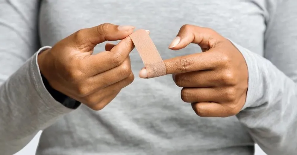 El truco viral que explica la forma correcta de poner una curita en el dedo