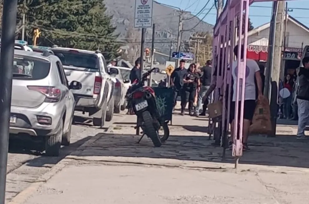 Policía tuvo que intervenir por una violenta discusión de pareja en una heladería de Bariloche