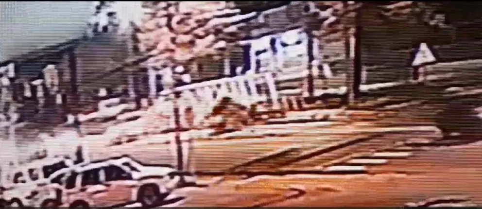 Conductor se distrajo, chocó contra el puente del Ñireco y volcó