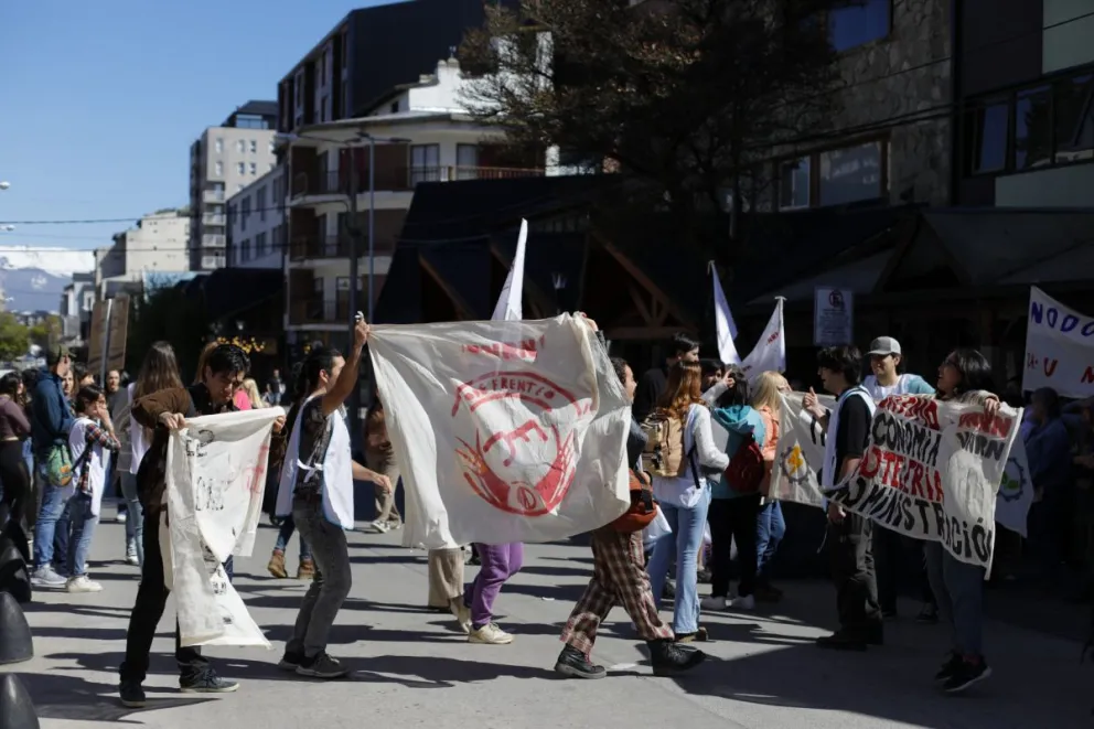 Desde las 12 horas, vigilia y asambleas en las universidades de Bariloche 