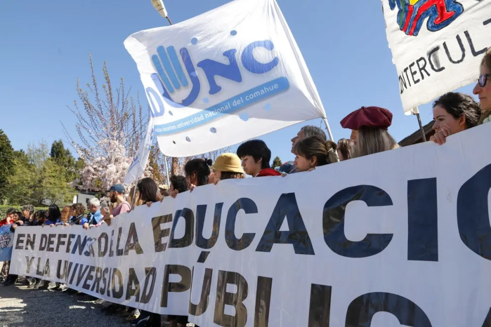 Juan Lago: “Se viene un panorama negro para la educación pública en Argentina”