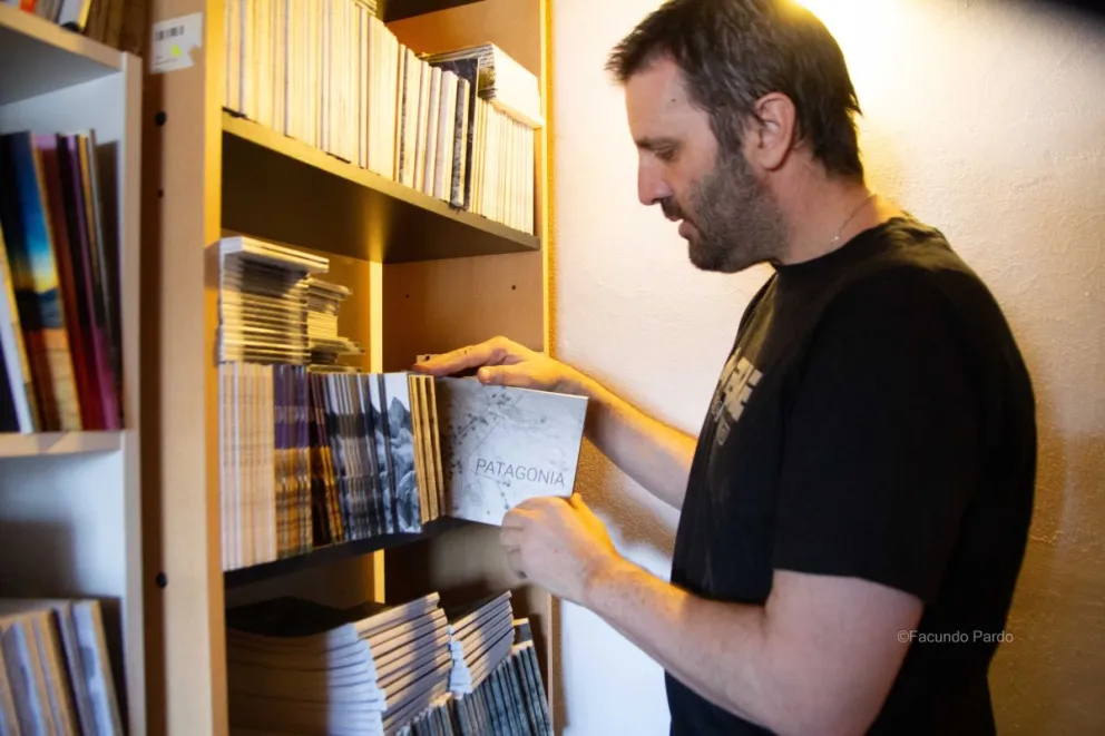 Las creaciones que, desde la Patagonia, genera Piccini, ya sea en formato libro o a través de revistas, son reconocidas en Argentina y toda Latinoamérica (foto: Facundo Pardo).
