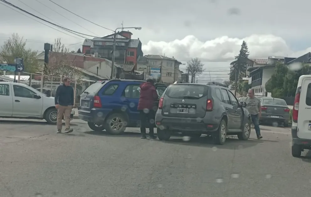 Choque entre dos camionetas generó demoras en la intersección de Tiscornia y Sarmiento