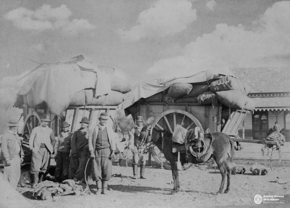 Carros que transportaba lana a tiro de mulas. Neuquén, alrededor de 1920. Archivo General de la Nación.