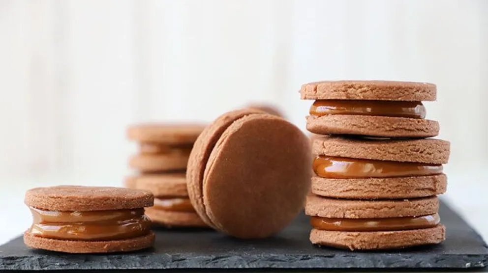 Una delicia para hacer en casa: alfajores proteicos de chocolate