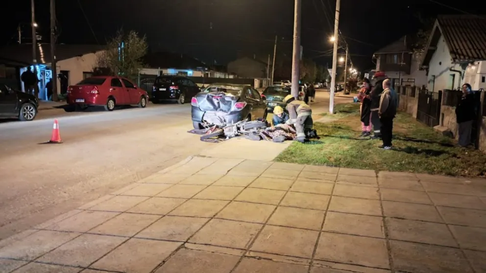 Un motociclista chocó con un auto estacionado en horas de la madrugada 