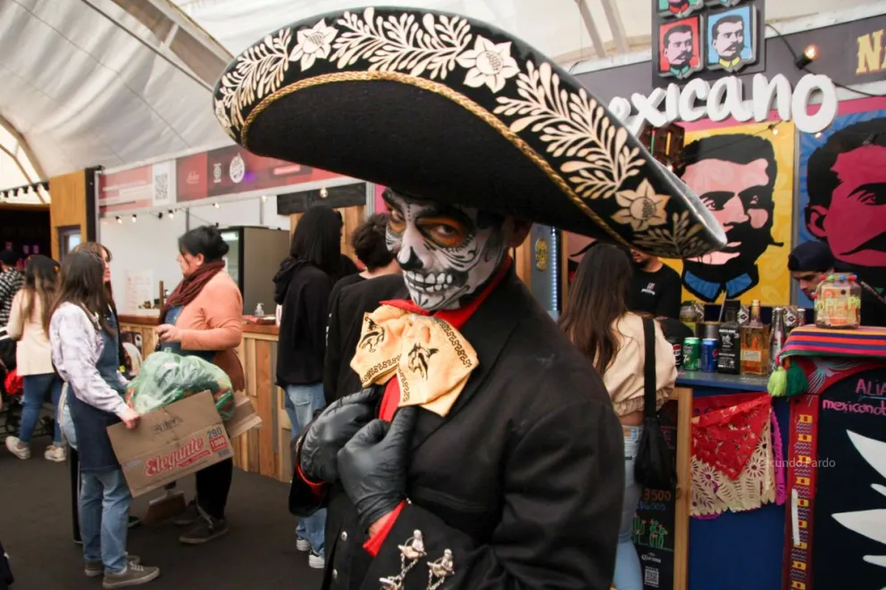 Chicho en modo "Catrina", uno de los personajes que ejerce en el Balc y en las calles.
