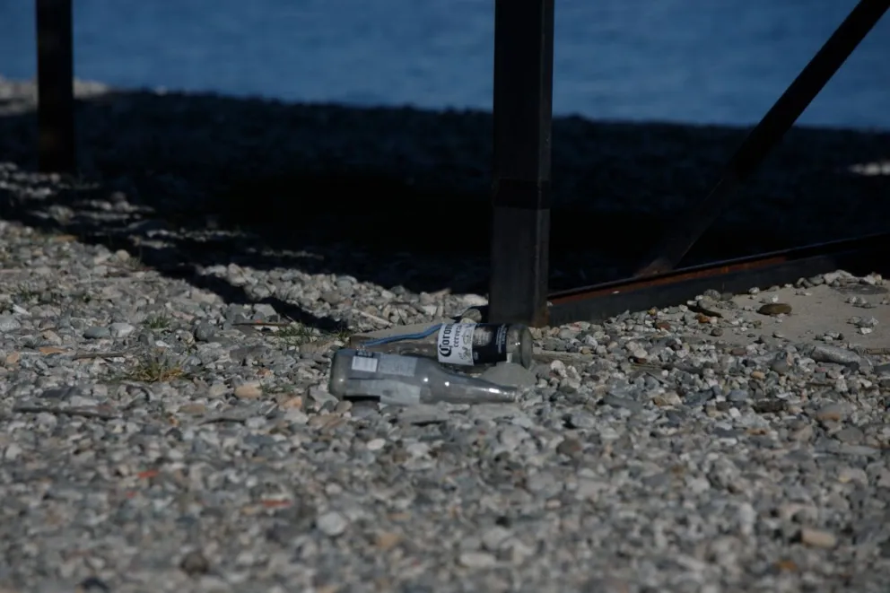 Llena de basura: así quedó playa Centenario de Bariloche tras el finde largo