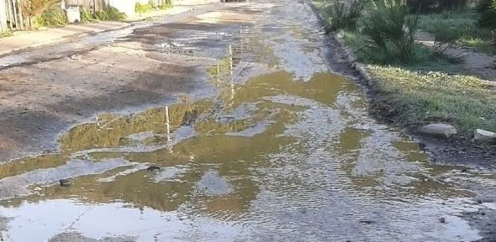 Luego de que vecinos denuncien la pérdida de agua, las cuadrillas de Aguas Rionegrinas y la CEB pudieron resolver el problema (fotos: Facundo Pardo)