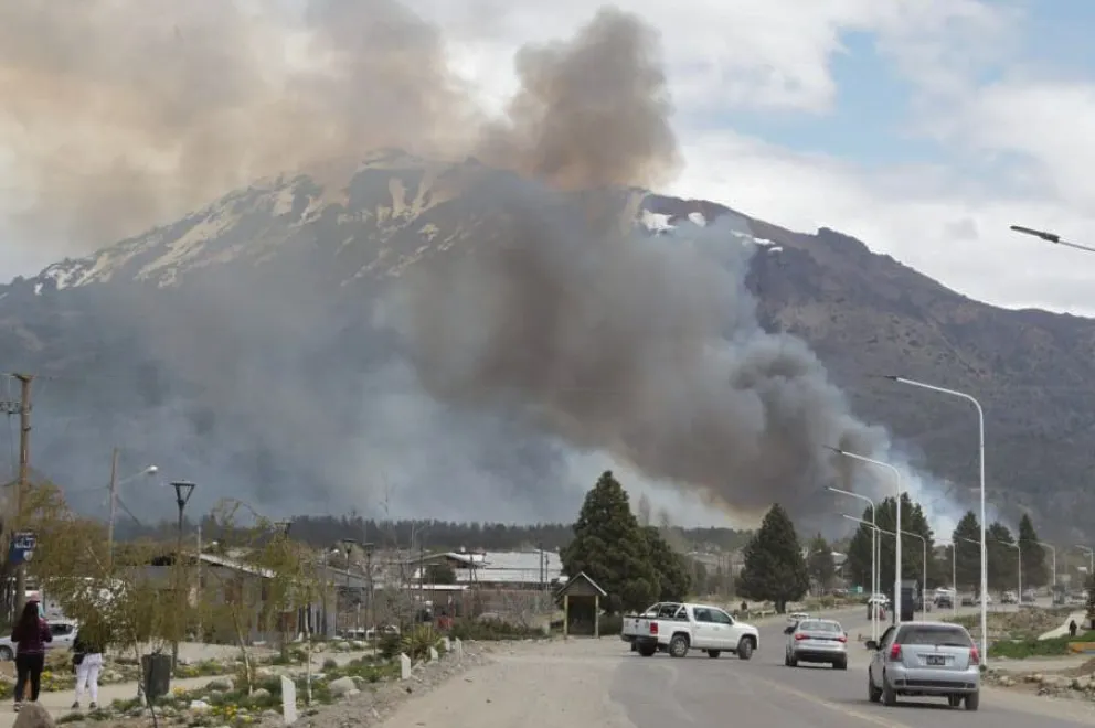 Desde horas del mediodía se desató un incendio que preocupa / Fotos Euge Neme Videos Gentileza 