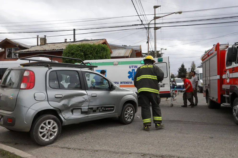 El impacto entre los vehículos fue de consideración. (Fotos: Euge Neme)