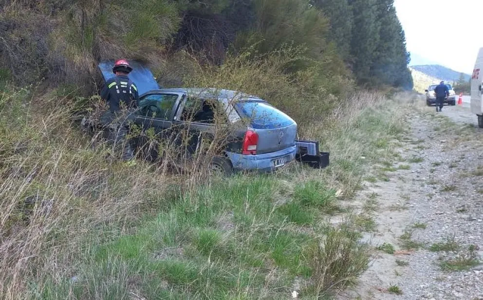Un nuevo accidente vehícular marco la jornada en la transitada Ruta 40, a unos 20 km antes de llegar a El Bolsón (foto: gentileza Noticias del Bolsón)