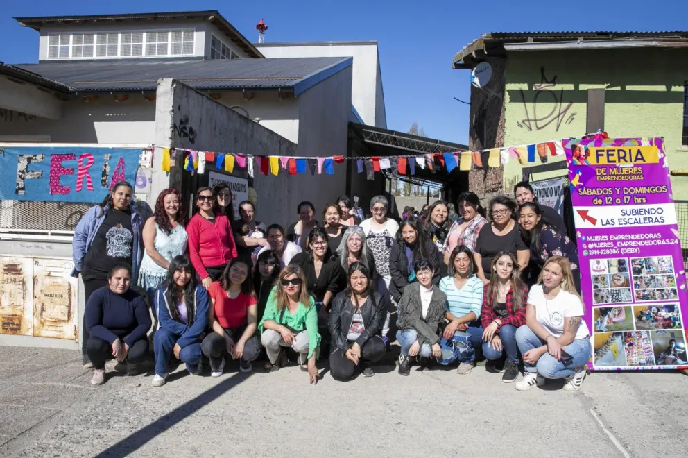 El grupo de mujeres que cada fin de semana exponen sus emprendimientos 