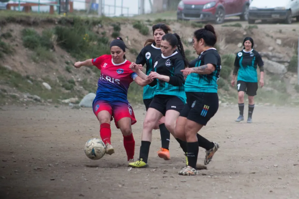 El Fútbol de la Liga Municipal Femenino picó en punta en cancha grande. Fotos de Facundo Pardo