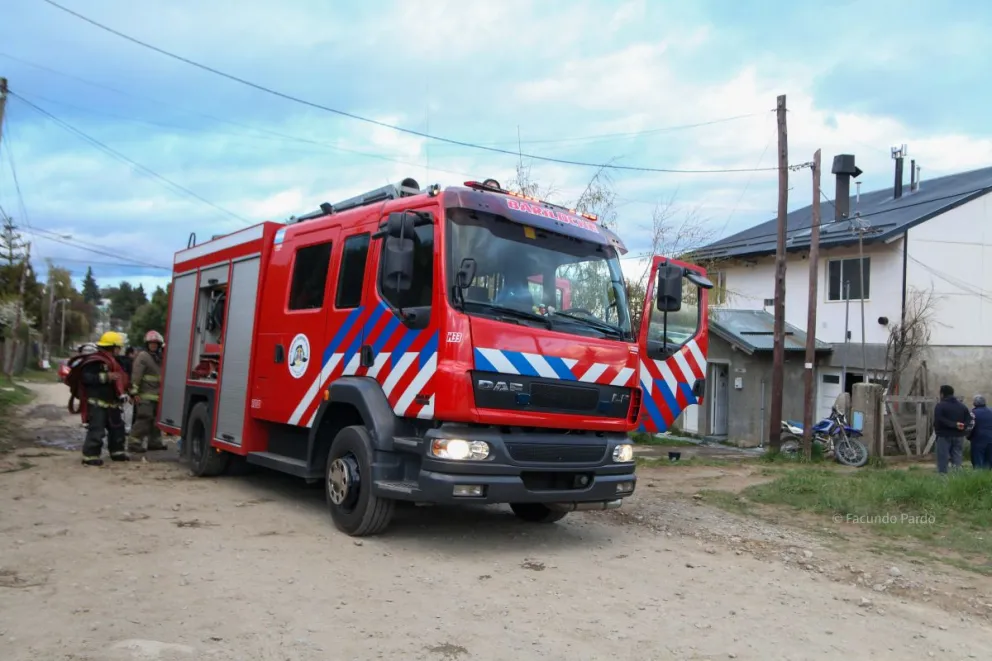 Luego de las 19 horas de este domingo, las sirenas alertaron de un incendio en el alto de Bariloche (fotos: Facundo Pardo)