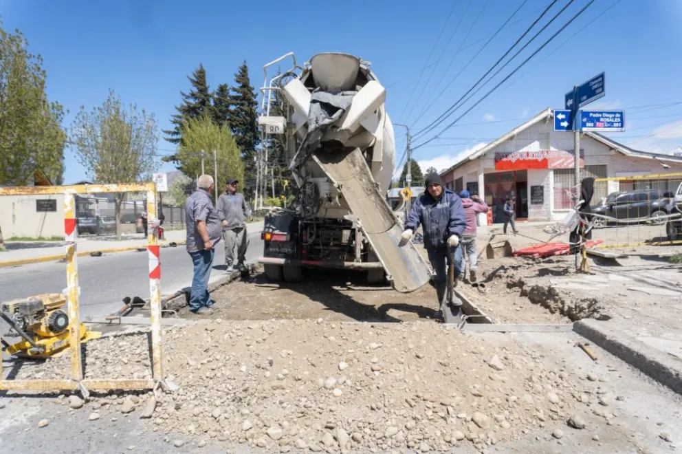 Camiones y cuadrillas de bacheo de la Municipalidad colocando el hormigón.