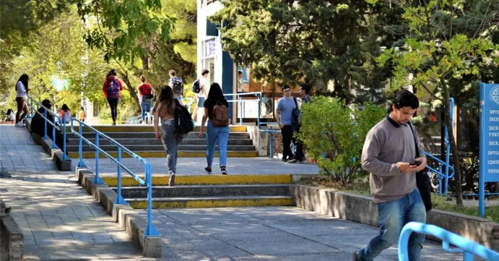  El 40%  de la población estudiantil, además de cursar, trabaja.