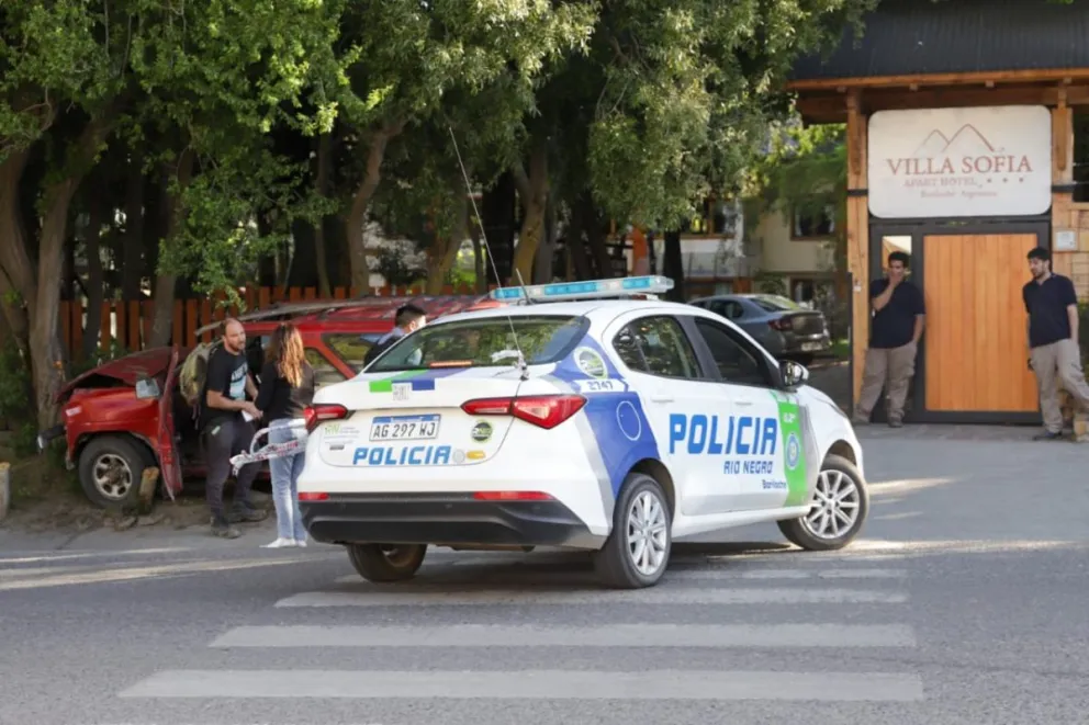 El fuerte choque generó mucha preocupación en los presentes. (Fotos: Euge Neme)