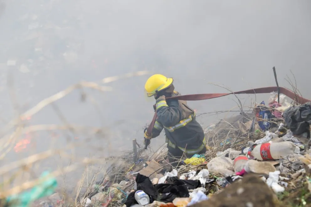 La gran cantidad de basura facilitó el inicio del fuego. (Fotos: Euge Neme)