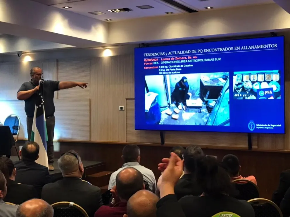 Cada charla se dio con el salón colmado de agentes de diferentes fuerzas.