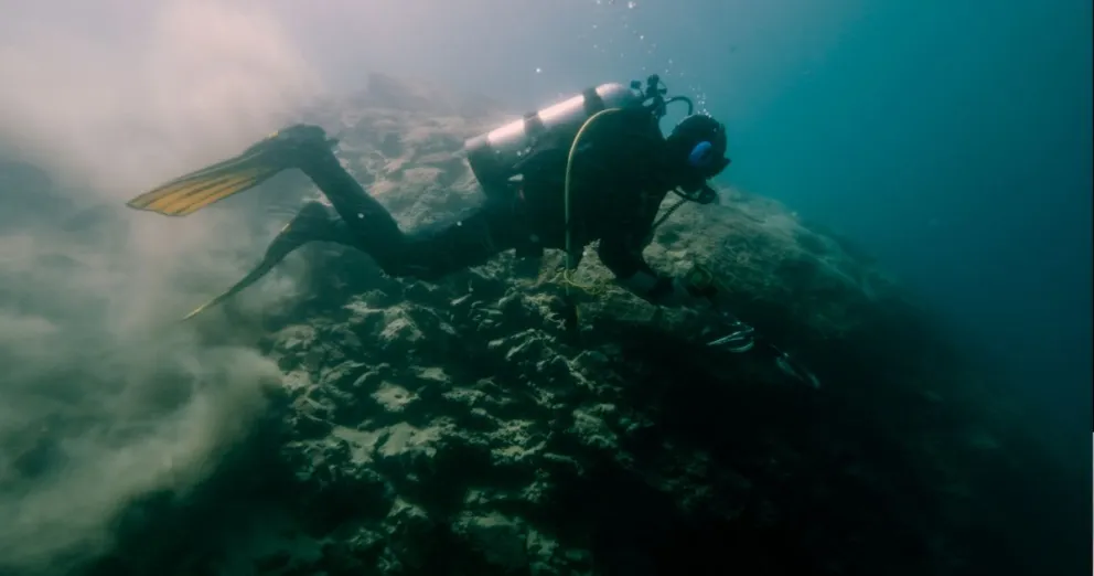 Lucas Bonfanti buceando en el lago Nahuel Huapi (foto tomada por Nicolas Mazzola, gentileza del autor).