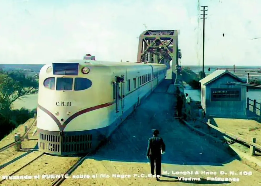 El tren que llegaba a Bariloche en la década de 1950, al cruzar el puente Patagones-Viedma.