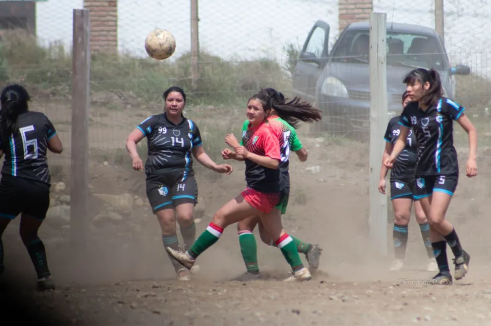La Liga Municipal de Fútbol Femenino que ya arrancó en cancha grande, tuvo un gran fin de semana. (Fotos Facundo Pardo)