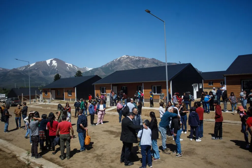 En un emotivo acto celebrado este lunes a la mañana, autoridades entregaron las llaves de las viviendas a familias de Bariloche (fotos; Matías Garay)