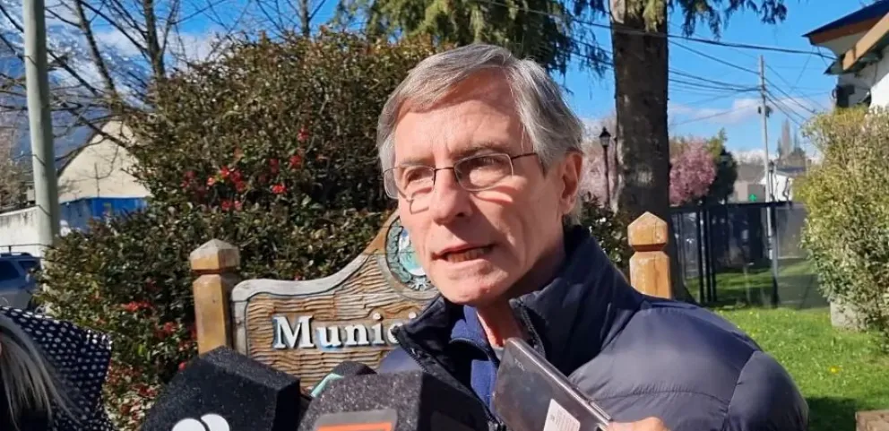 Fabián Gatti, ministro de Gobierno y Turismo, en la elaboración de la barra Fiesta Nacional del Chocolate . Foto (Facundo Pardo). 