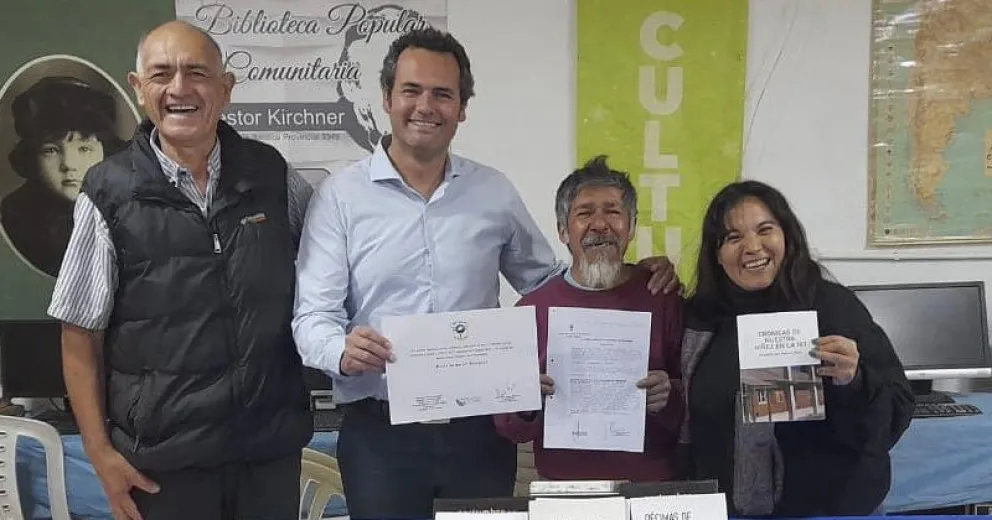 El Ministro Muena junto al escritor y responsables de la Biblioteca.