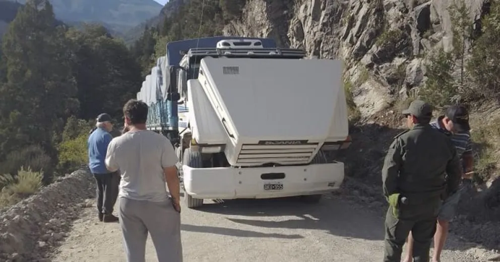 Primero deben descargar el acoplado para evitar accidentes / Foto Gentileza Noticias Del Bolsón 